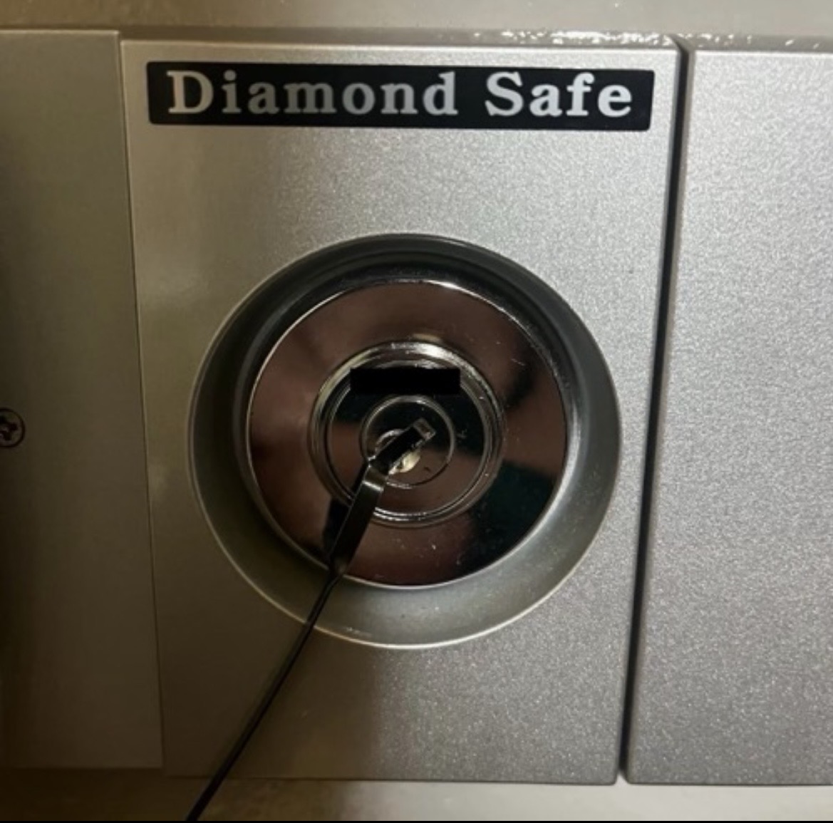 金庫の鍵穴をピッキングしている様子