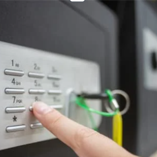 電子金庫のテンキーを開ける作業