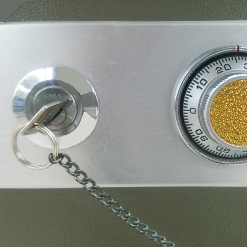 開かなくなった金庫を開ける作業