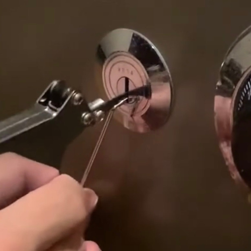 金庫の鍵を開ける作業