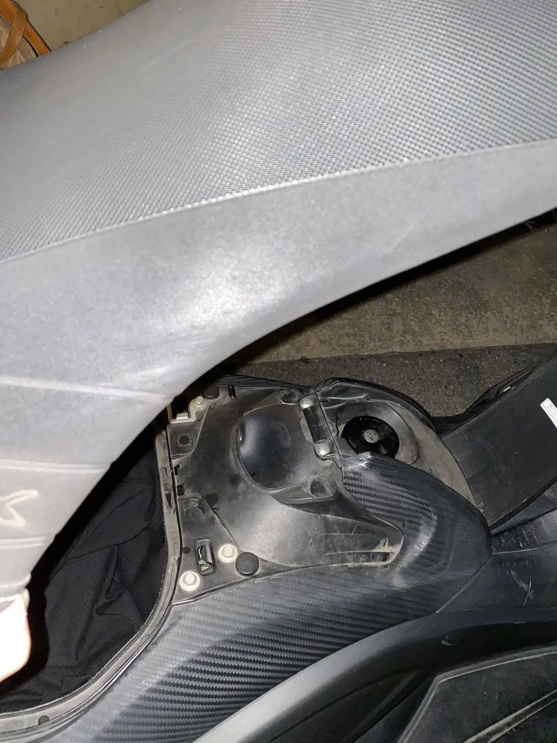 T-MAX530のメットイン鍵開け作業の様子