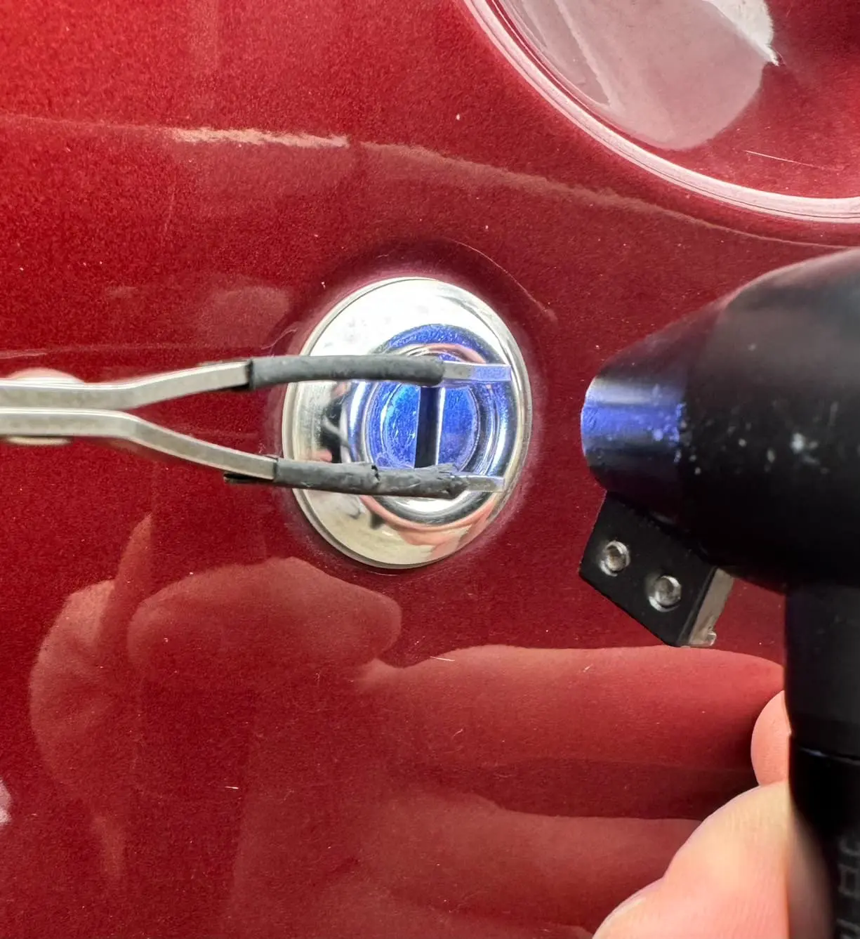 車の鍵穴を確認する作業