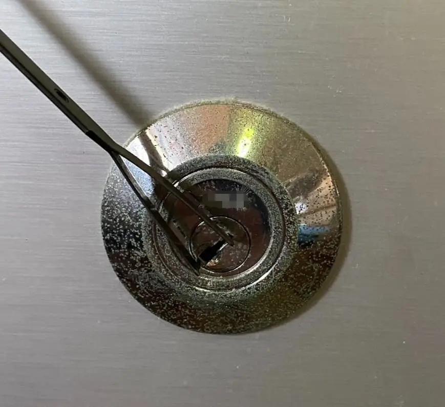 金庫の鍵穴をピッキングしている様子
